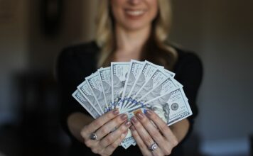 Ile trzeba zarabiać żeby dostać kredyt 500 tys 2023?