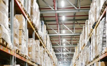 Z jaką prędkością porusza się wózek widłowy